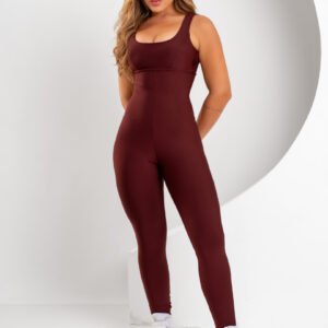 Modelo usando macacão fitness vinho de frente